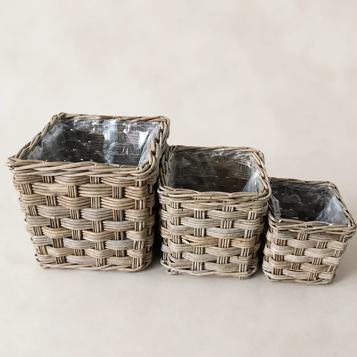 Square planter set in grey tone